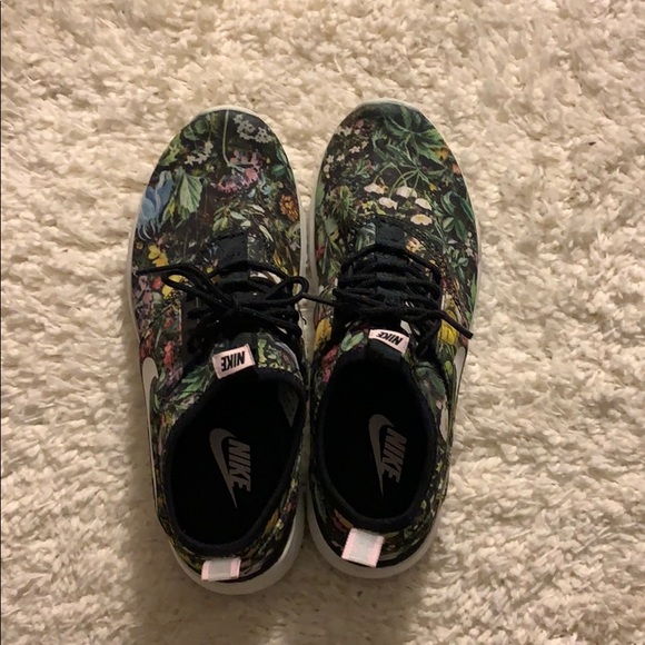 Women’s Nike Roshe - Picture 2 of 3